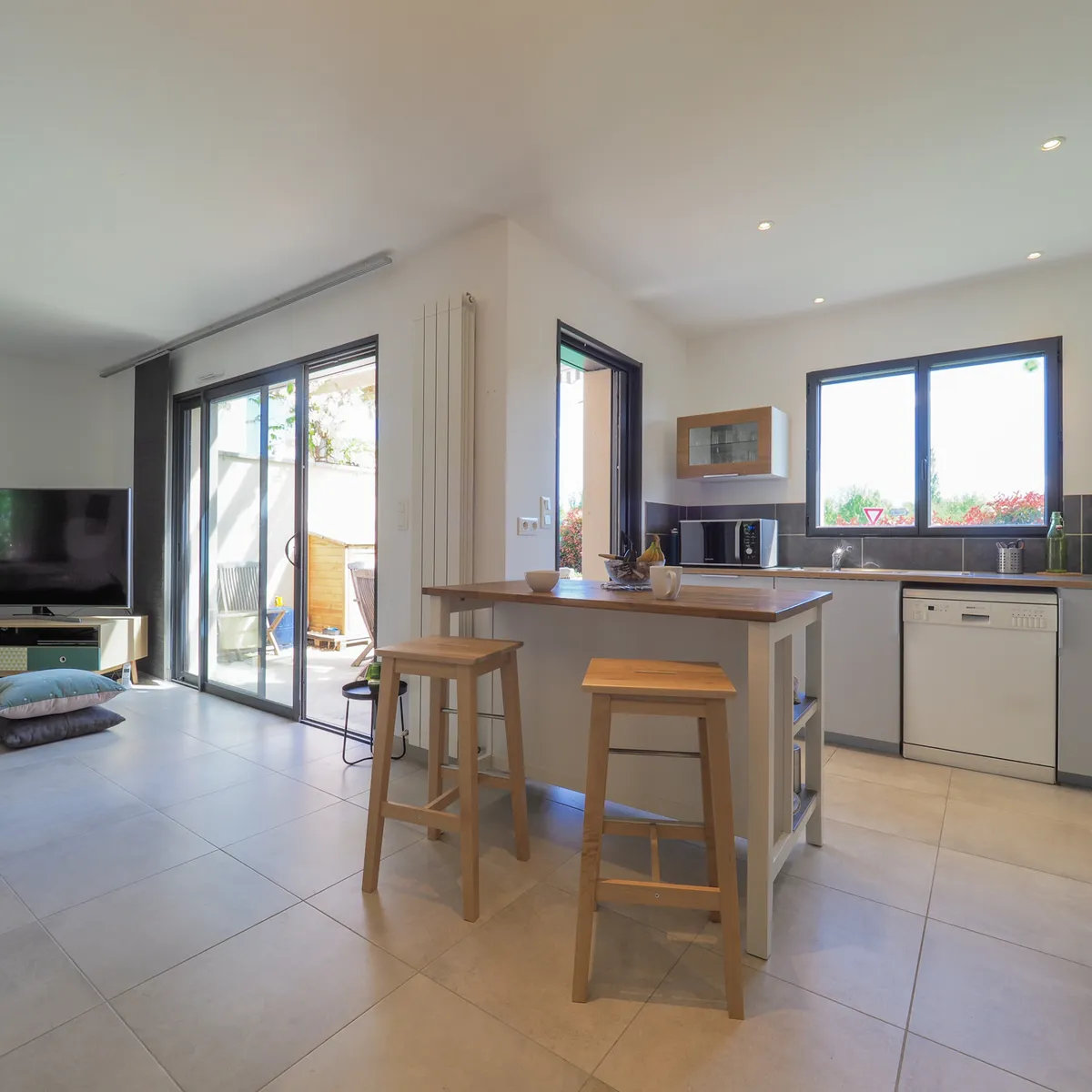 La même cuisine ouverte après home staging